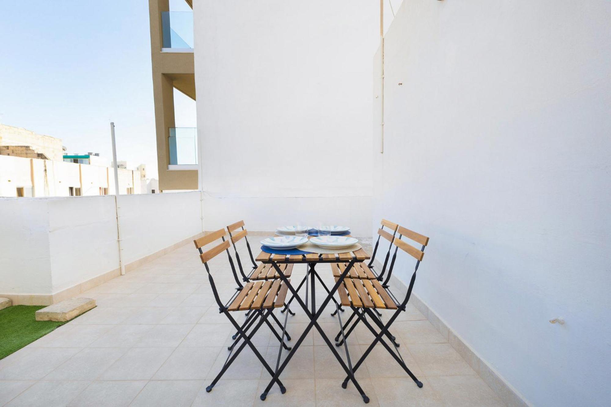 Spacious 2Br Penthouse With A Large Front-Terrace - Close To Bugibba Perched Beach Сейнт Полс Бей Екстериор снимка